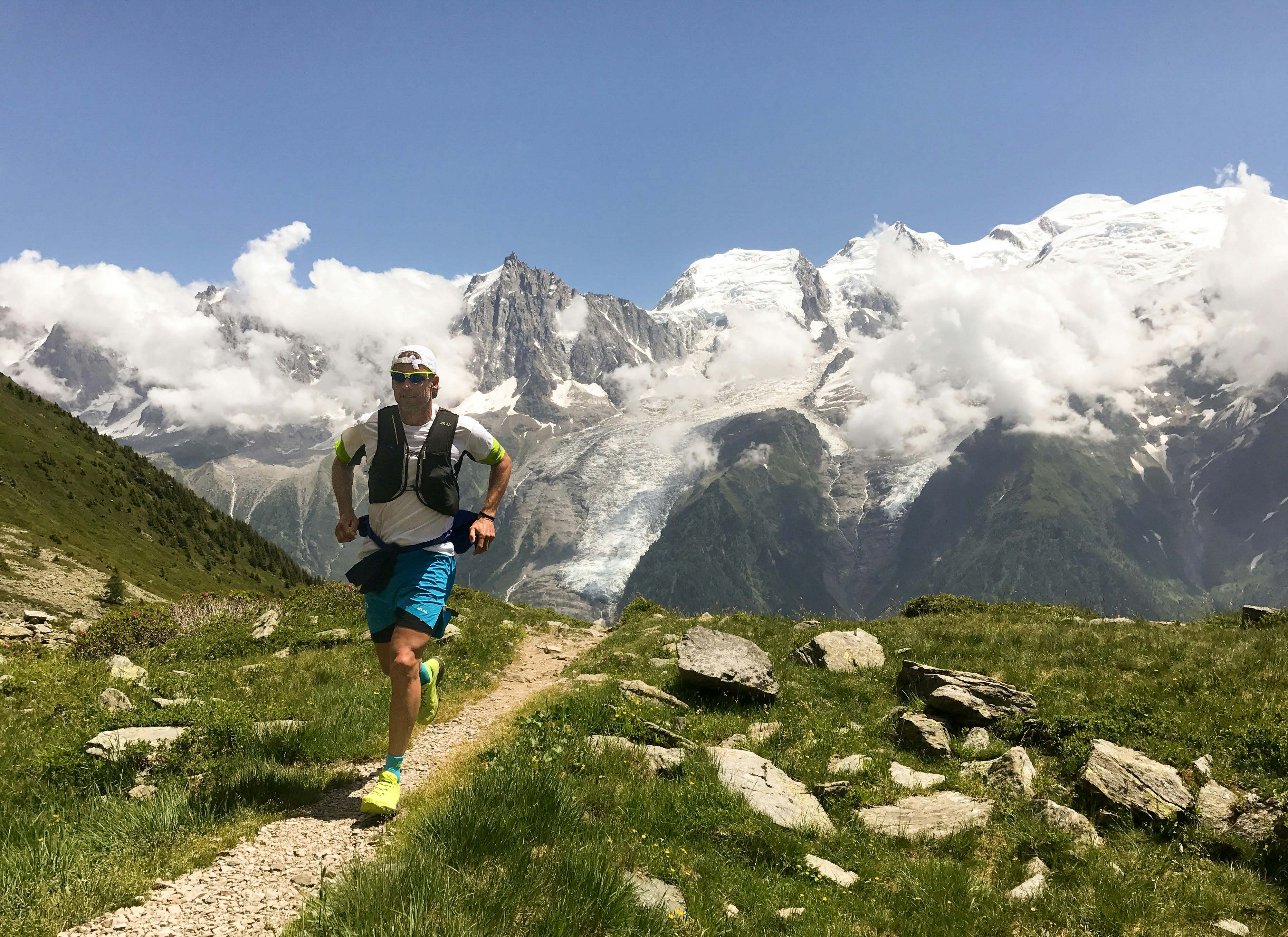 Traileur en montagne face au massif du Mont-Blanc